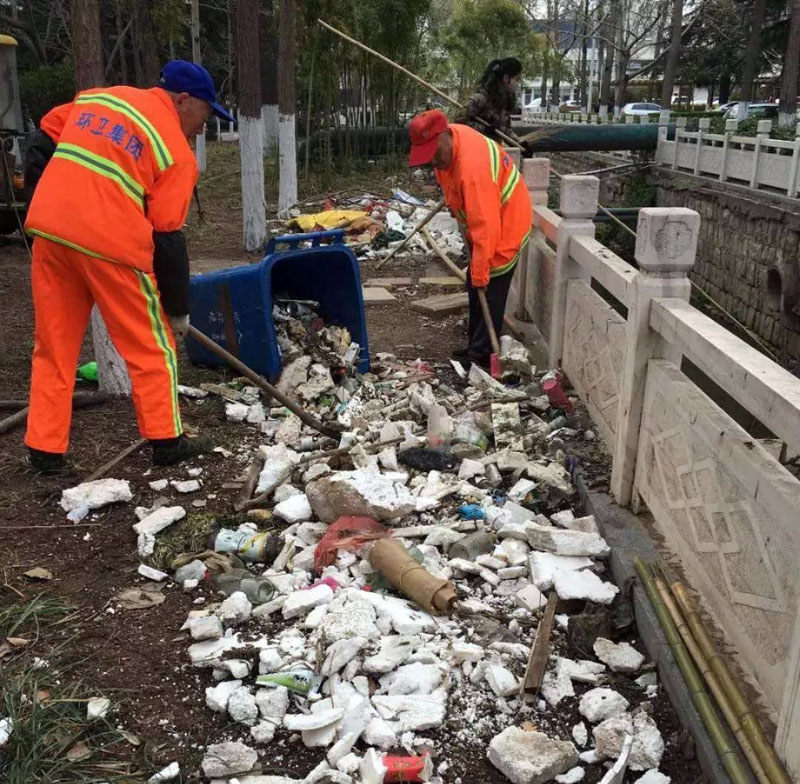 環衛工人清理河道發現河內除了淤泥雜物 垃圾種類五花八門